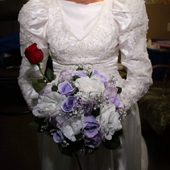 A wedding dress - Picture 3 of 3